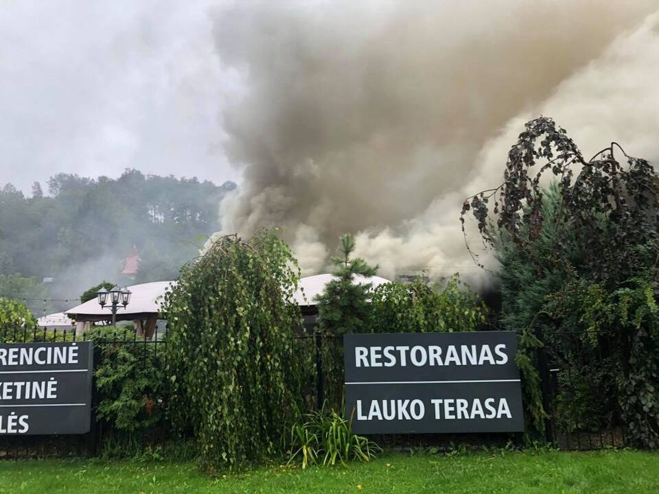 Restoranas „Floros simfonija“ paskendo dūmuose