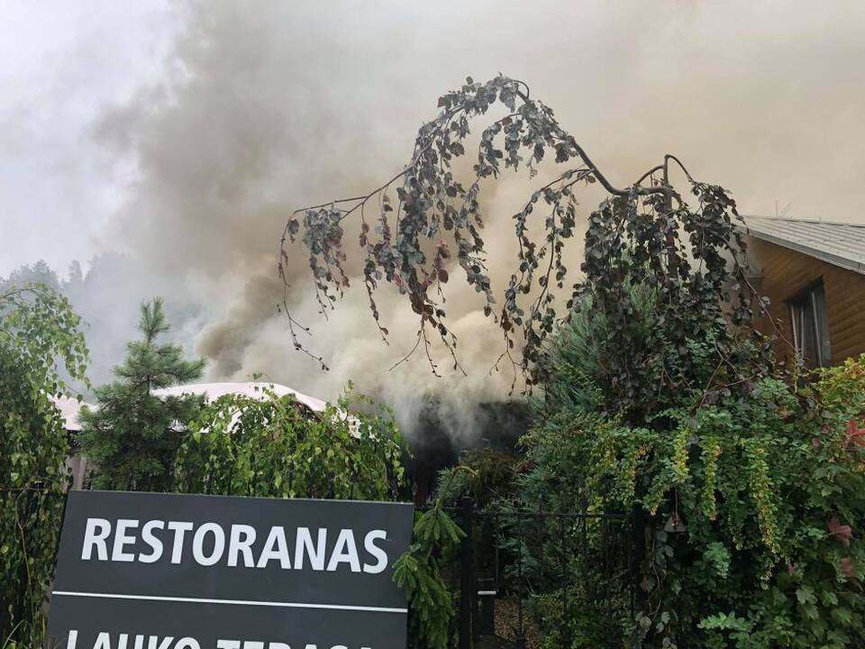 Restoranas „Floros simfonija“ paskendo dūmuose