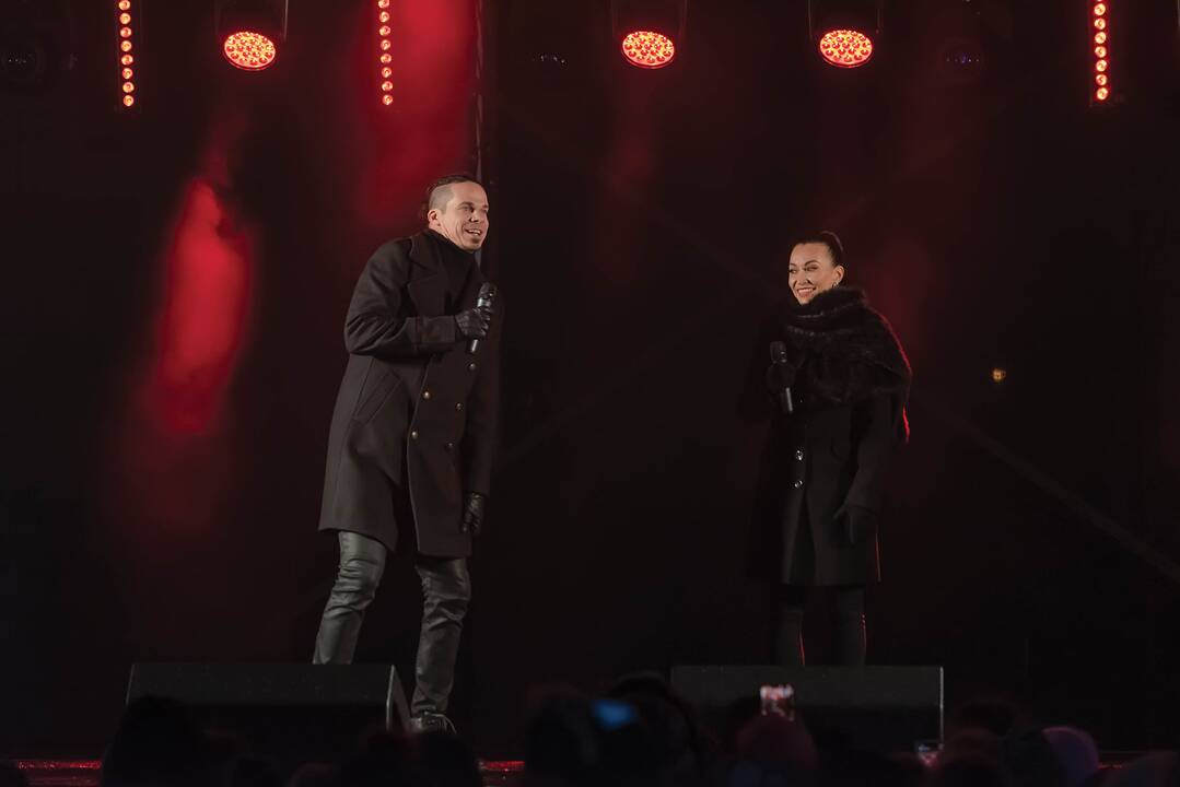 Tauragėje įžiebta Kalėdų eglė ir vienintelė tokia eglučių alėja Lietuvoje