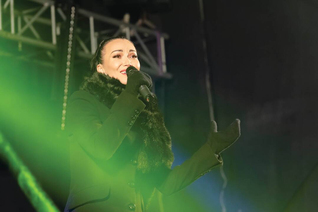 Tauragėje įžiebta Kalėdų eglė ir vienintelė tokia eglučių alėja Lietuvoje