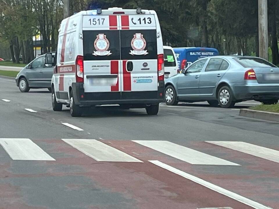 Avarija žiedinėje sankryžoje: vairuotojui prireikė medikų pagalbos