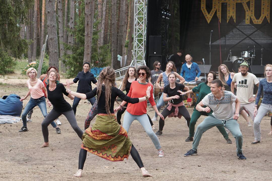 Dosnumas: Lodzės festivalio akimirkos. Pasikrovę saulės energijos Vakarų Afrikoje, I.Žigaitė ir A.Mačiulskis mielai dalijasi ja su kitais. 