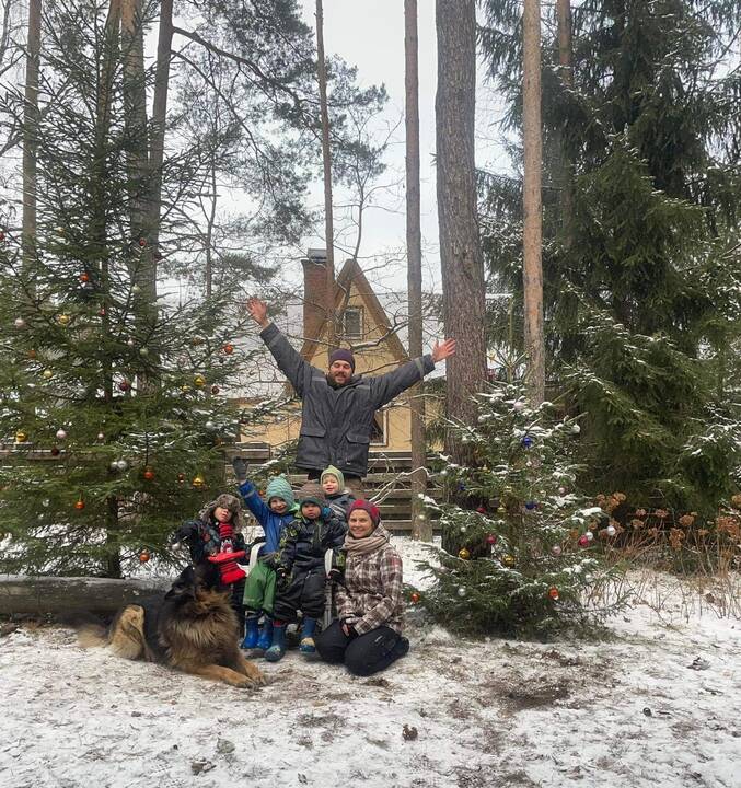 Žaliaskarė: šalia miško gyvenančiai Eglės šeimai nekyla klausimų, kokią eglę puošti Kalėdoms.