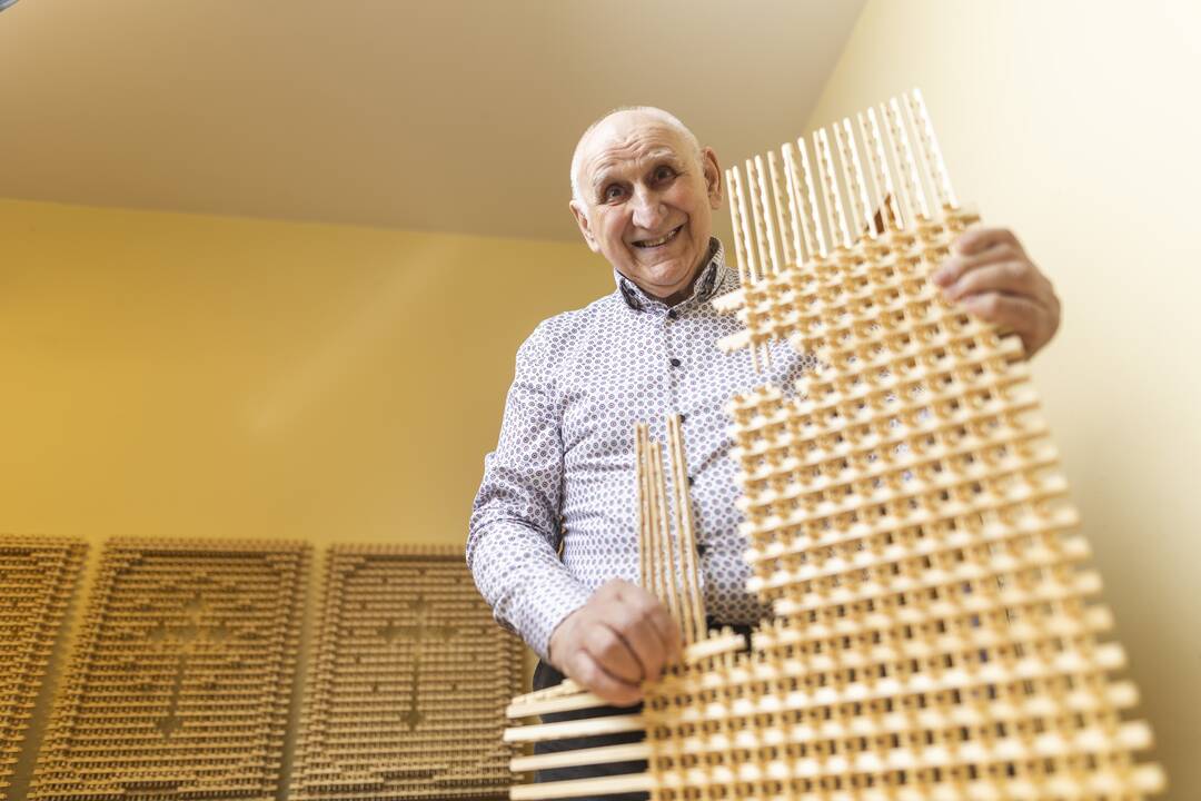 Paskatino: T.Milašius be galo dėkingas vienam lietuviui iš Sibiro, kuris išmokė jį unikalios kryžių iš mazgų rinkimo technikos. 
