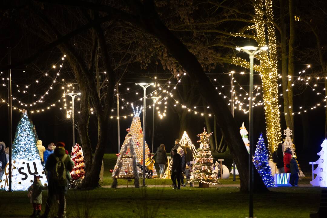 Jonaviečiai miesto eglę pasiekia magišku Kalėdų tiltu