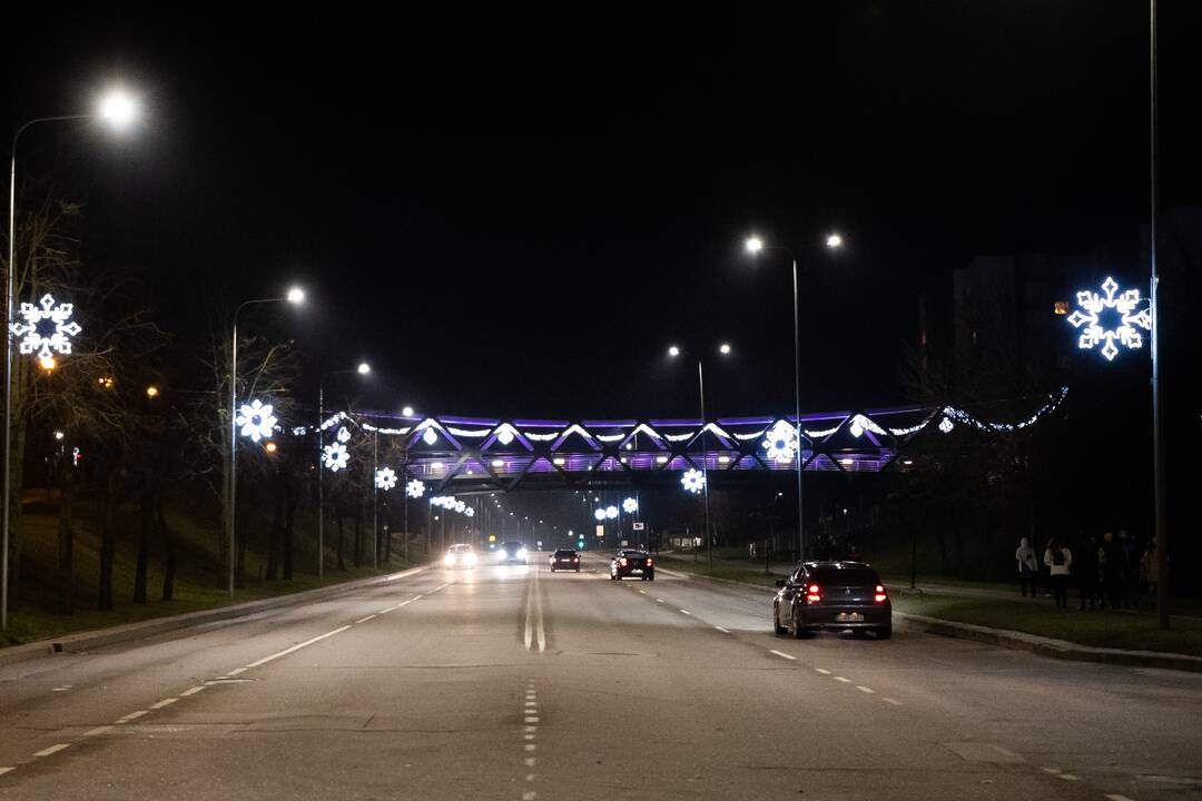 Jonaviečiai miesto eglę pasiekia magišku Kalėdų tiltu