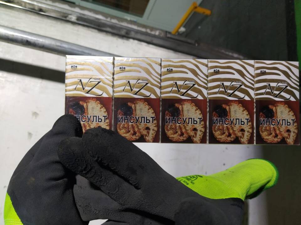 Kontrabandinės cigaretės slėptos cemento ir aliejaus išspaudų kroviniuose