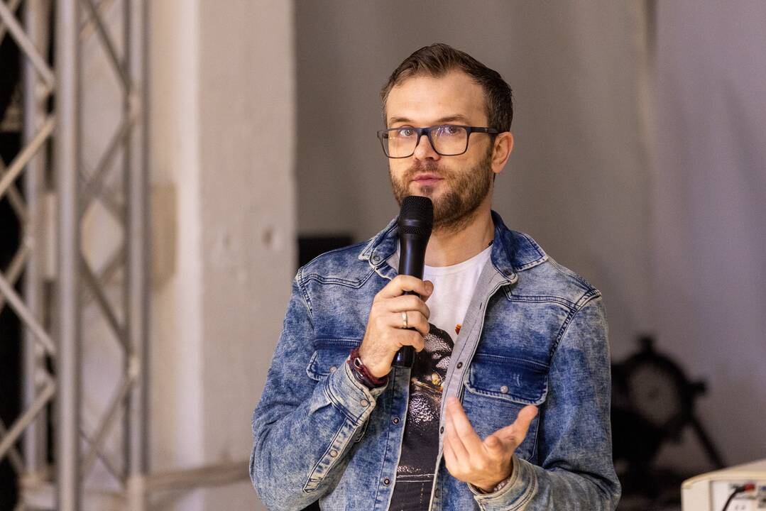   Privalumai: naujausia „Cinewave“ kino įranga galima nufilmuoti tiek reklaminę produkciją, tiek filmą.	