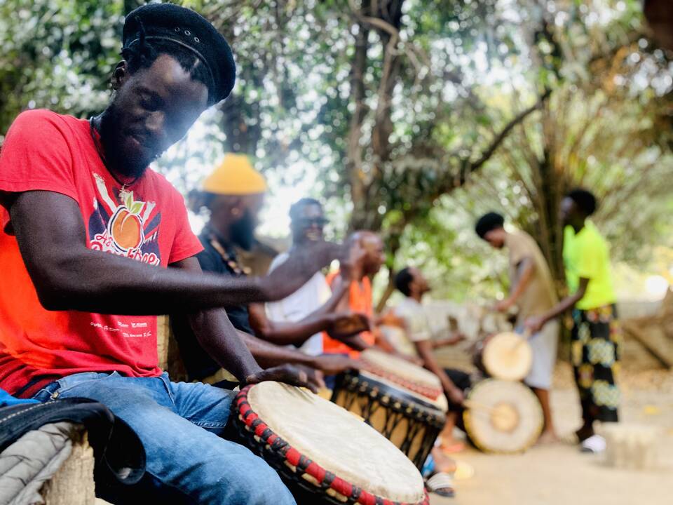 Dosnumas: Lodzės festivalio akimirkos. Pasikrovę saulės energijos Vakarų Afrikoje, I.Žigaitė ir A.Mačiulskis mielai dalijasi ja su kitais. 