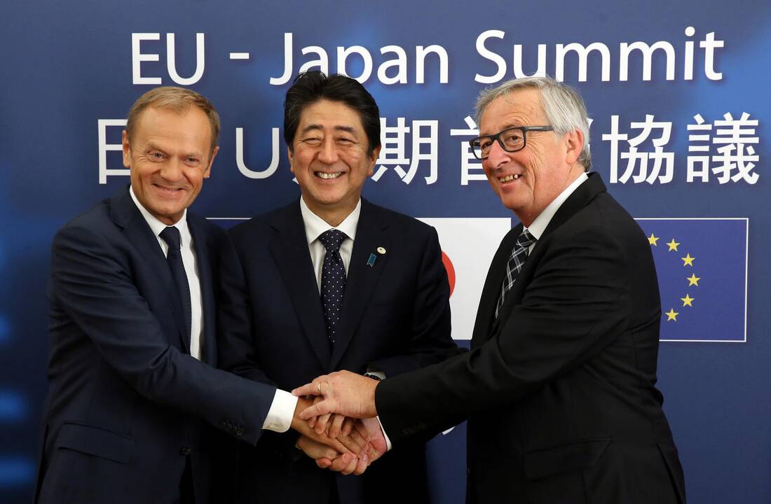 Shinzo Abe (viduryje) Jeanas Claude Junckeris (dešinėje)