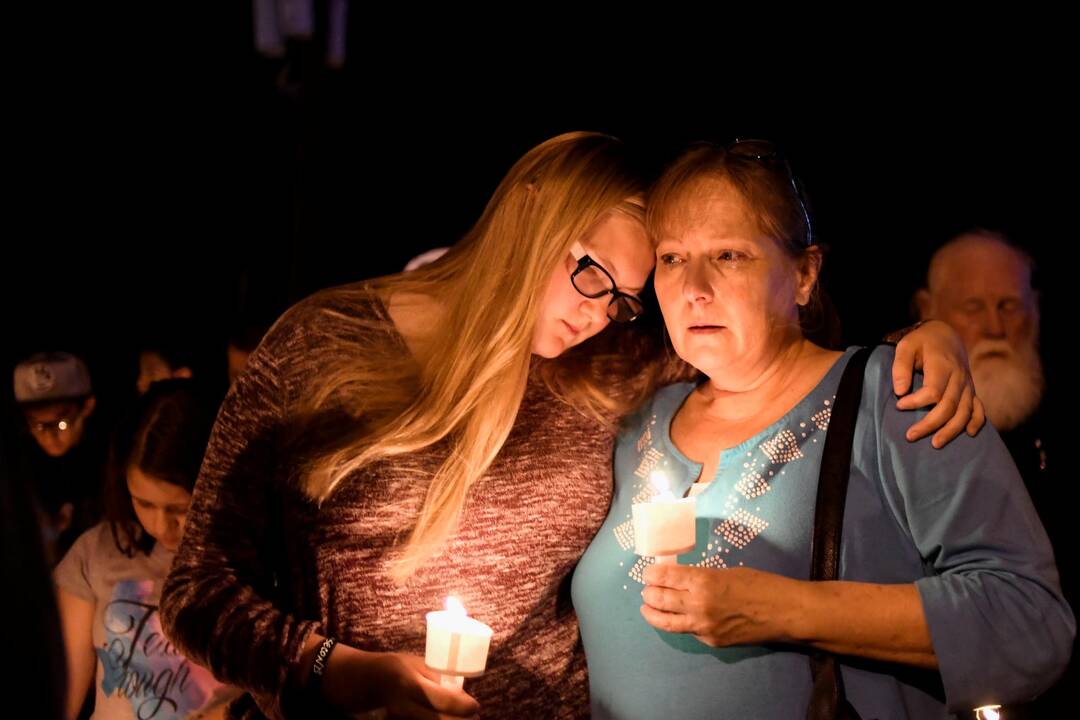 JAV gedint šaudynių Teksase aukų D. Trumpas sako, kad ginklai – niekuo dėti