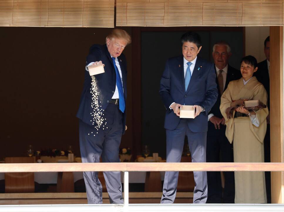 Donaldas Trumpas(kairėje) ir Shinzo Abe 