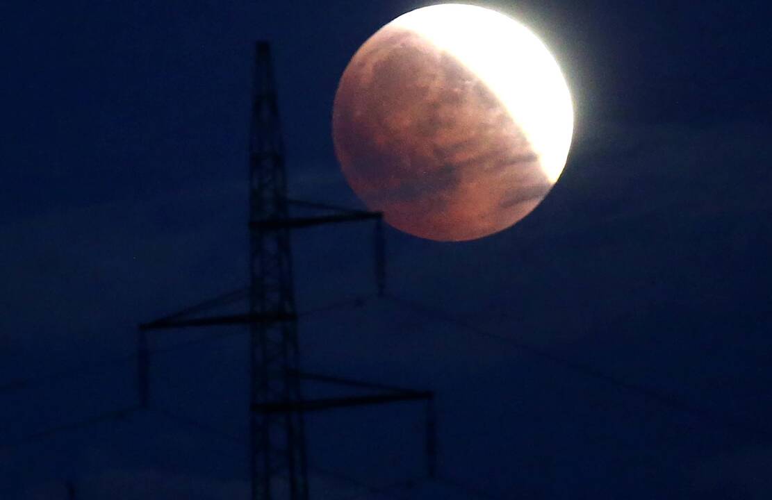 Pasaulis stebi ilgiausią Mėnulio užtemimą