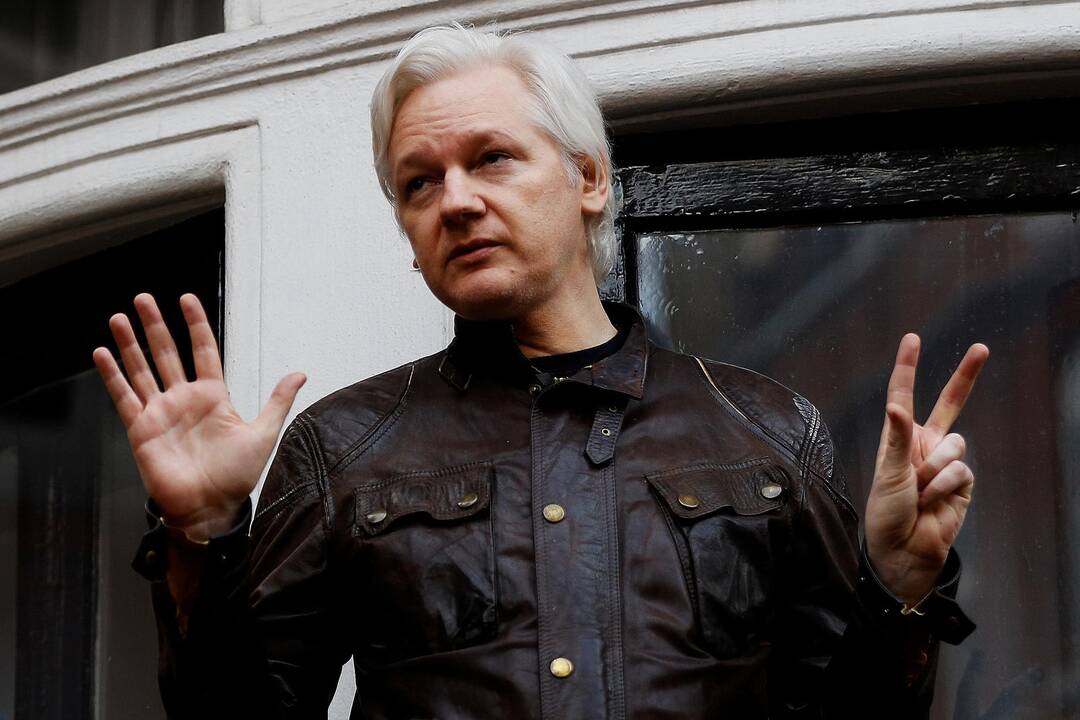 Julianas Assange (dešinėje)