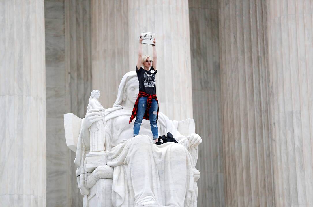 Brettas Kavanaugh (kairėje)