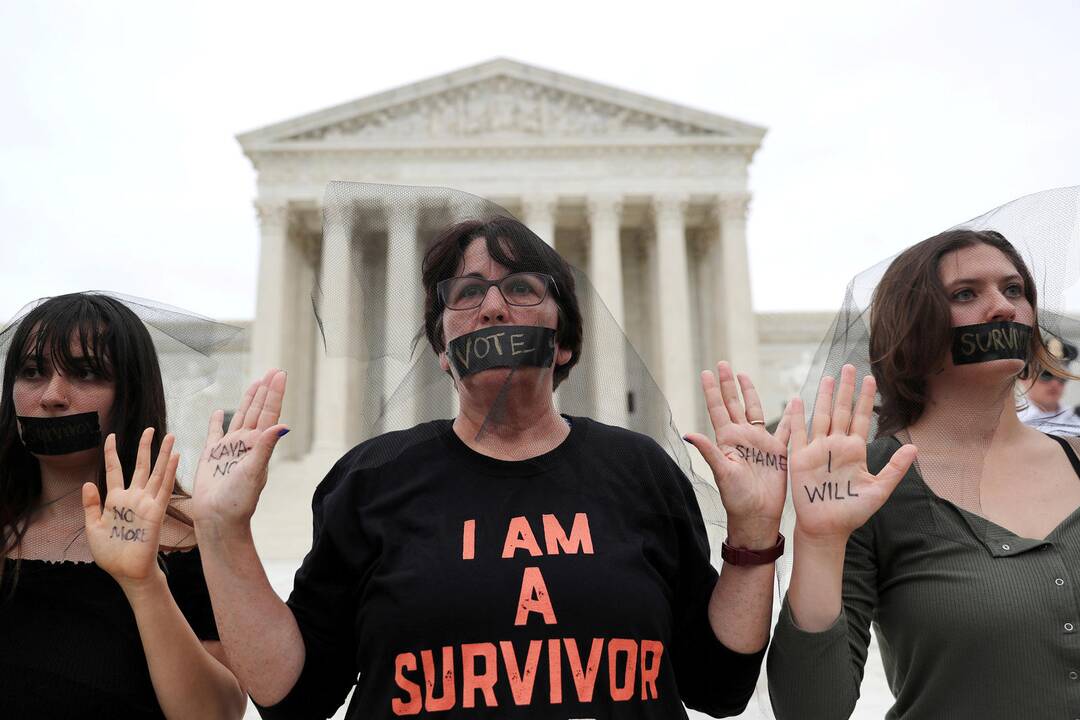 Brettas Kavanaugh (kairėje)