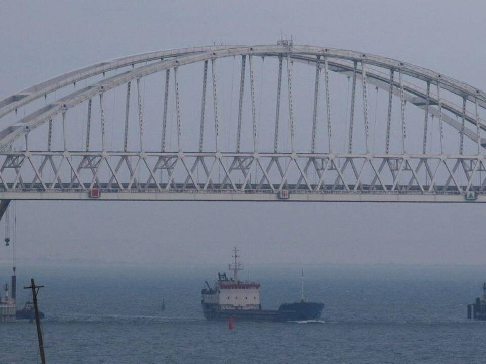 Ukraina žada netrukus pasiųsti karo laivų Kerčės sąsiauriu