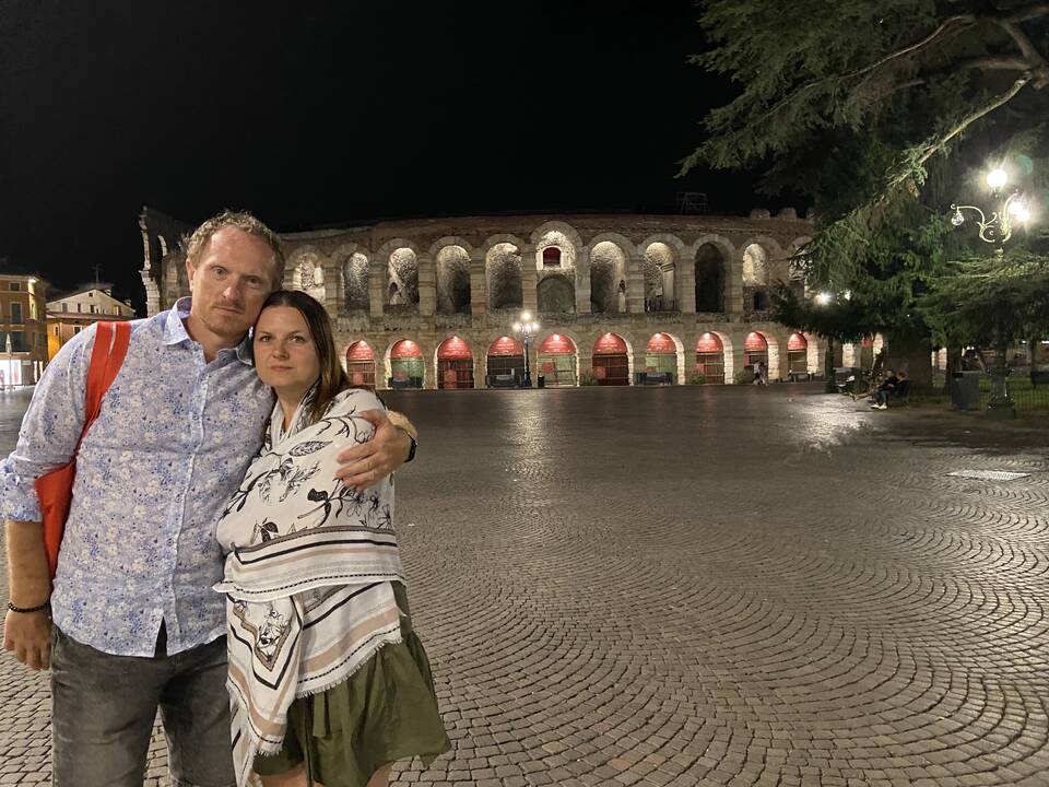 Išimtis: retai kada L. ir E.Bavikinai ištrūksta iš namų vienudu (šią vasarą buvo pabėgę į Italiją), dažniausiai keliauja kartu su dukromis.