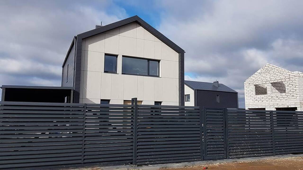 Apvogto namo šeimininkė prašo pagalbos: vagys galėjo atvykti tamsios spalvos BMW