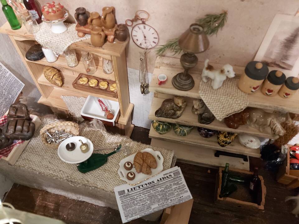  Plečiasi: kaunietės A.Trikšienės kurtas kaimelis jau laukia Velykų. Kai nutirps sniegas, miniatiūrinių namelių ekspoziciją ji žada papildyti naujais eksponatais. 