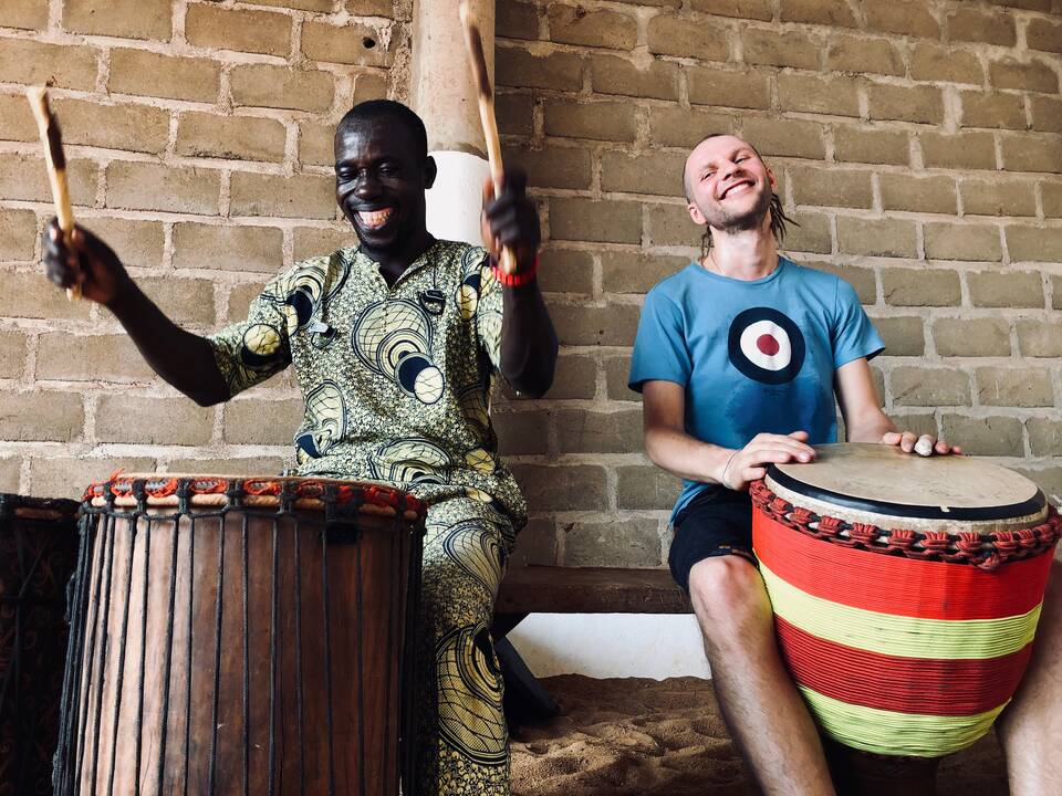 Dosnumas: Lodzės festivalio akimirkos. Pasikrovę saulės energijos Vakarų Afrikoje, I.Žigaitė ir A.Mačiulskis mielai dalijasi ja su kitais. 