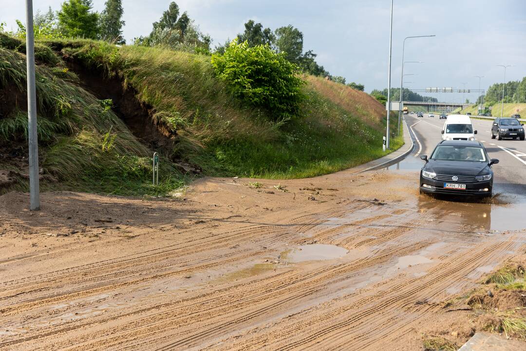 Liūties padariniai Vilniaus vakariniame aplinkkelyje