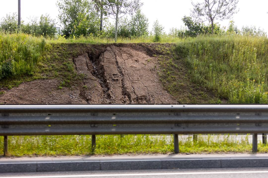 Liūties padariniai Vilniaus vakariniame aplinkkelyje