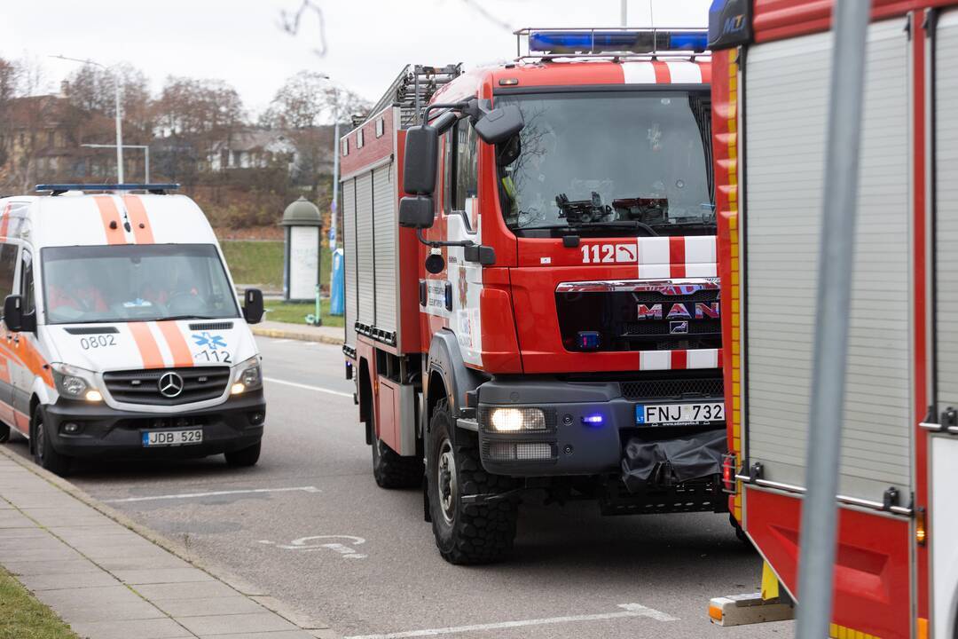 Eigulių dvylikaaukštis šturmuotas ugniagesių keltuvu: kilo ne gaisras, o mūšis dėl senolės gyvybės