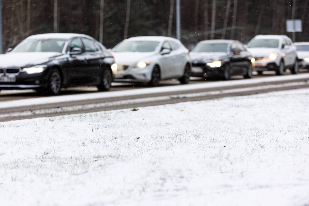 Sniegas sunkina eismo sąlygas Vilniuje
