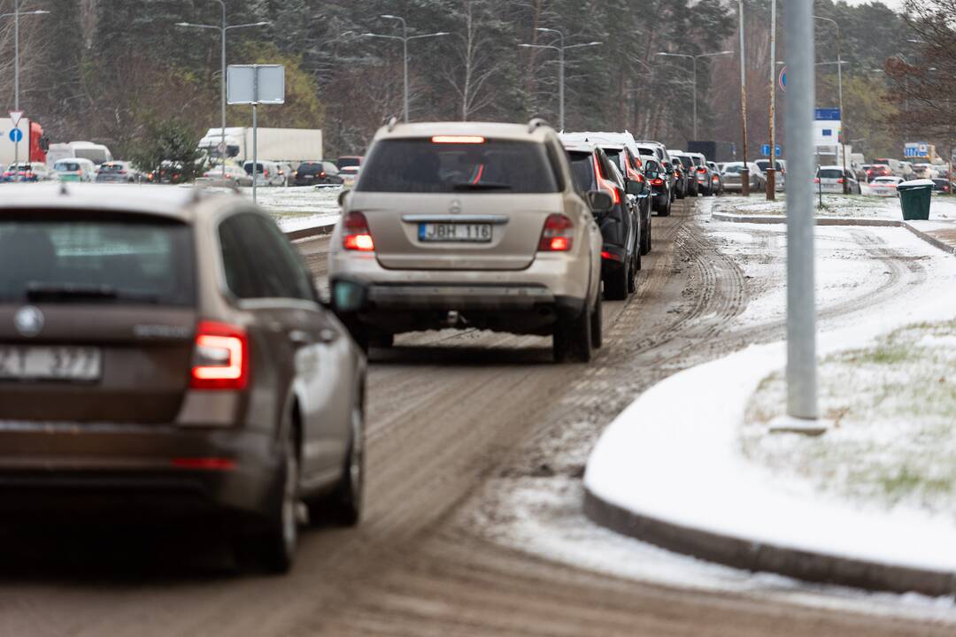 Sniegas sunkina eismo sąlygas Vilniuje