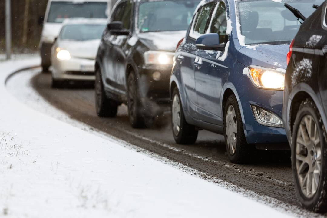 Sniegas sunkina eismo sąlygas Vilniuje