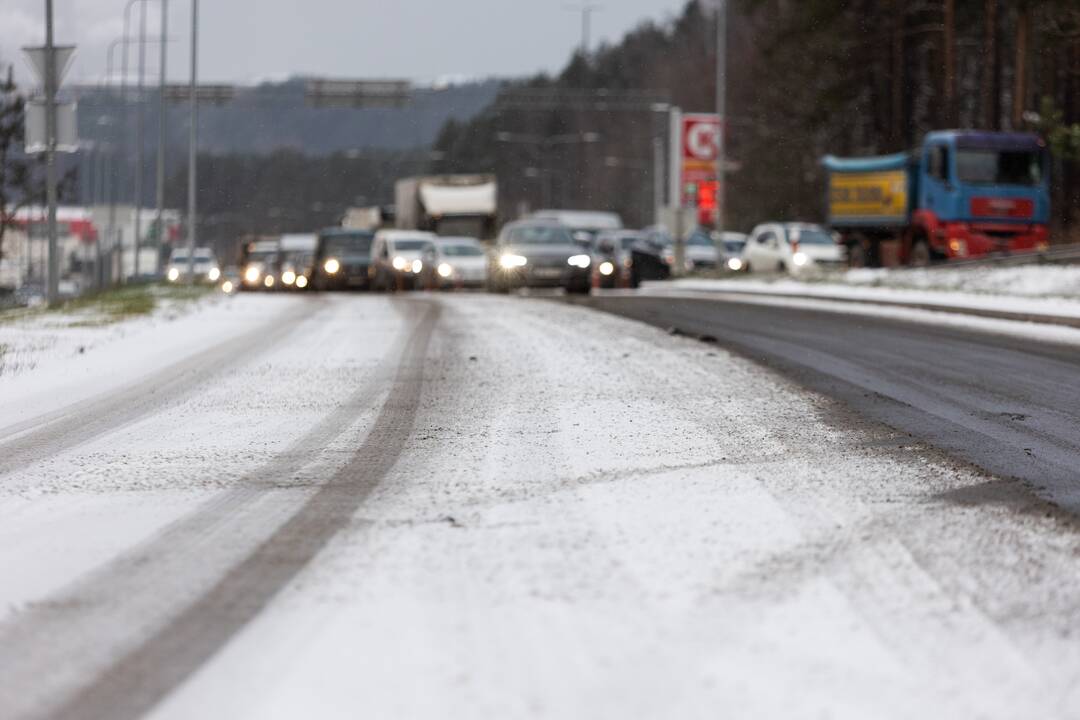 Sniegas sunkina eismo sąlygas Vilniuje