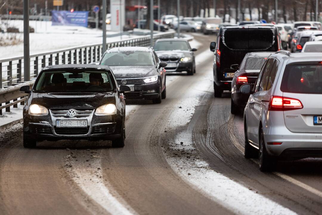 Sniegas sunkina eismo sąlygas Vilniuje