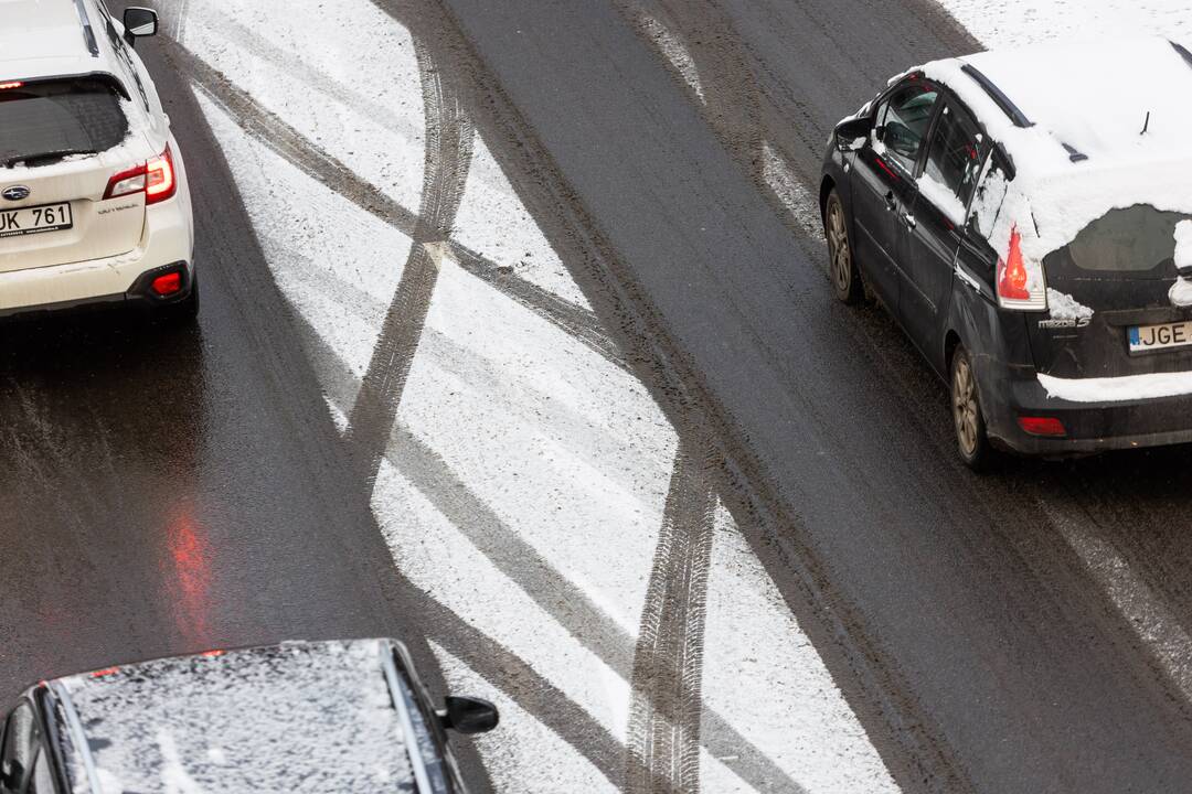 Sniegas sunkina eismo sąlygas Vilniuje