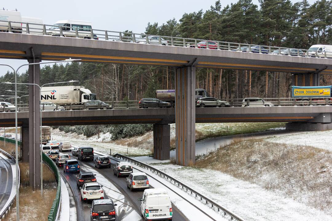 Sniegas sunkina eismo sąlygas Vilniuje