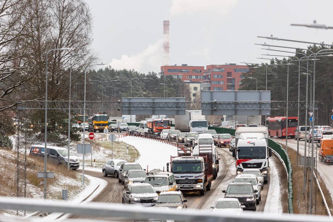 Sniegas sunkina eismo sąlygas Vilniuje