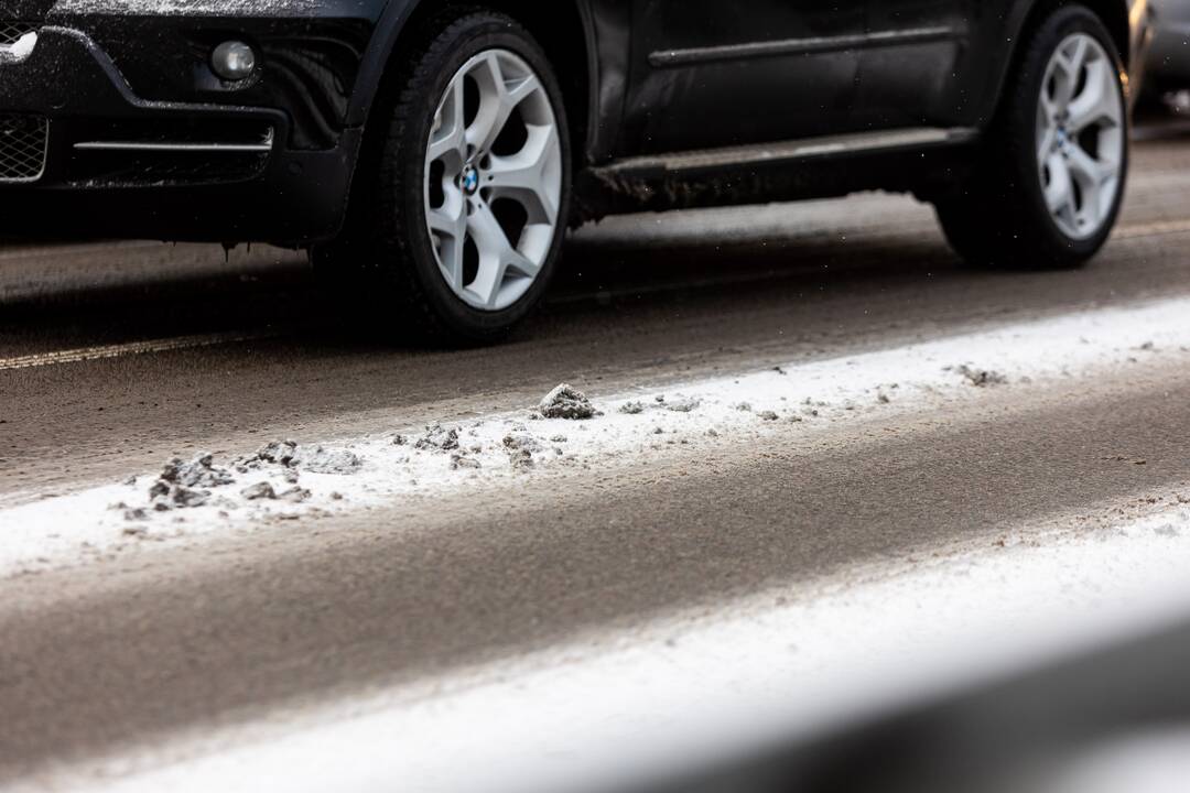 Sniegas sunkina eismo sąlygas Vilniuje