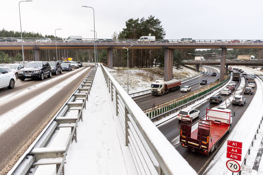 Sniegas sunkina eismo sąlygas Vilniuje