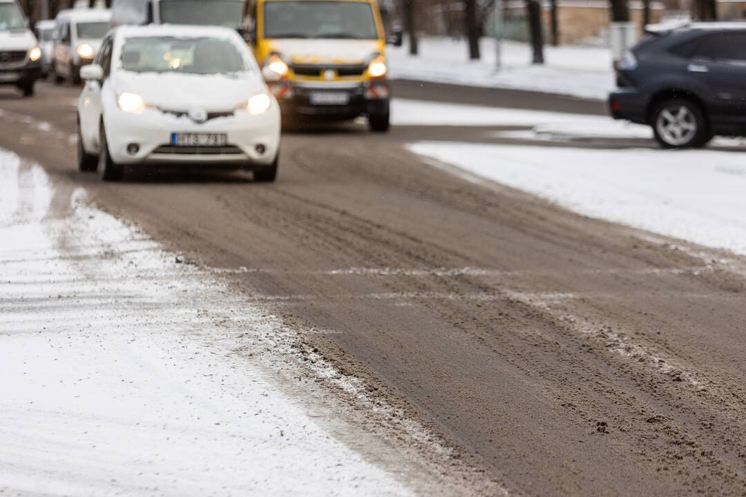 Sniegas sunkina eismo sąlygas Vilniuje