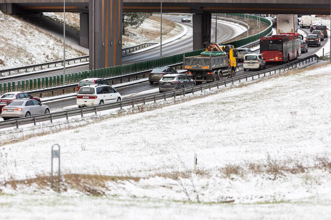 Sniegas sunkina eismo sąlygas Vilniuje