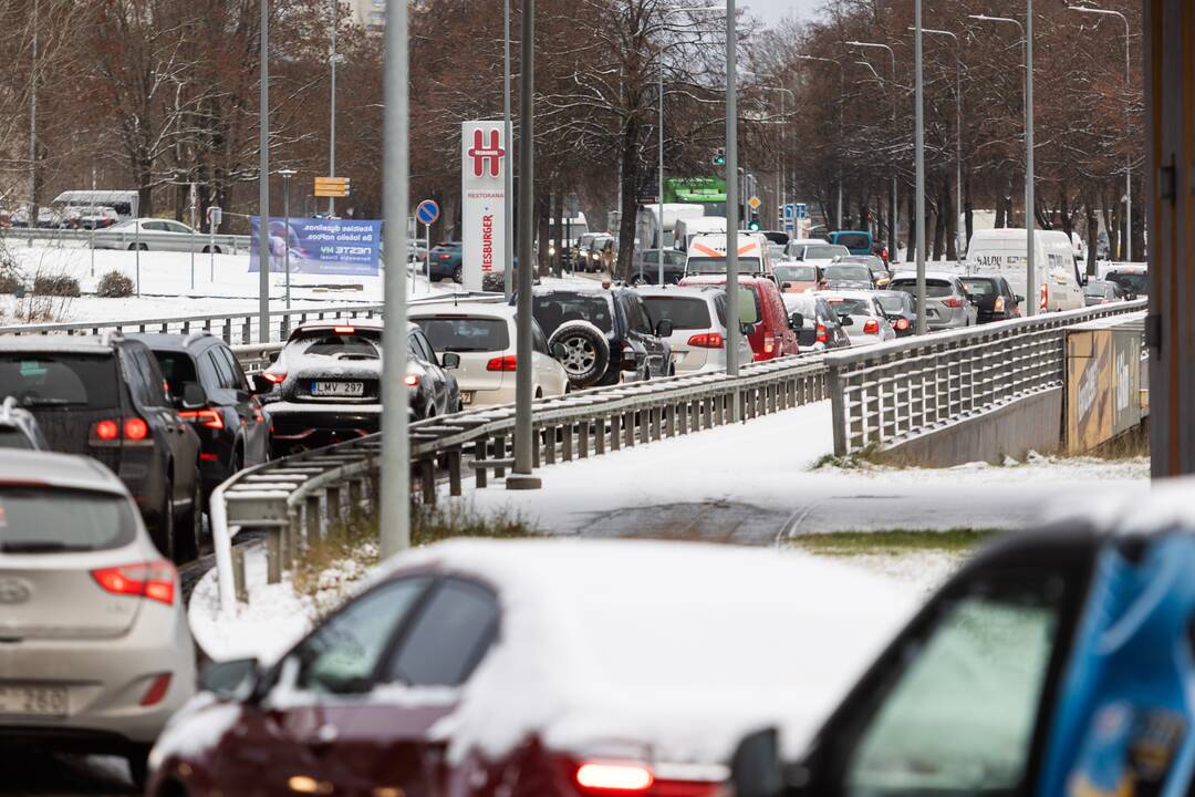 Sniegas sunkina eismo sąlygas Vilniuje