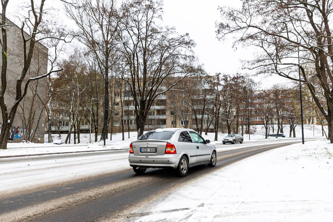 Sniegas sunkina eismo sąlygas Vilniuje
