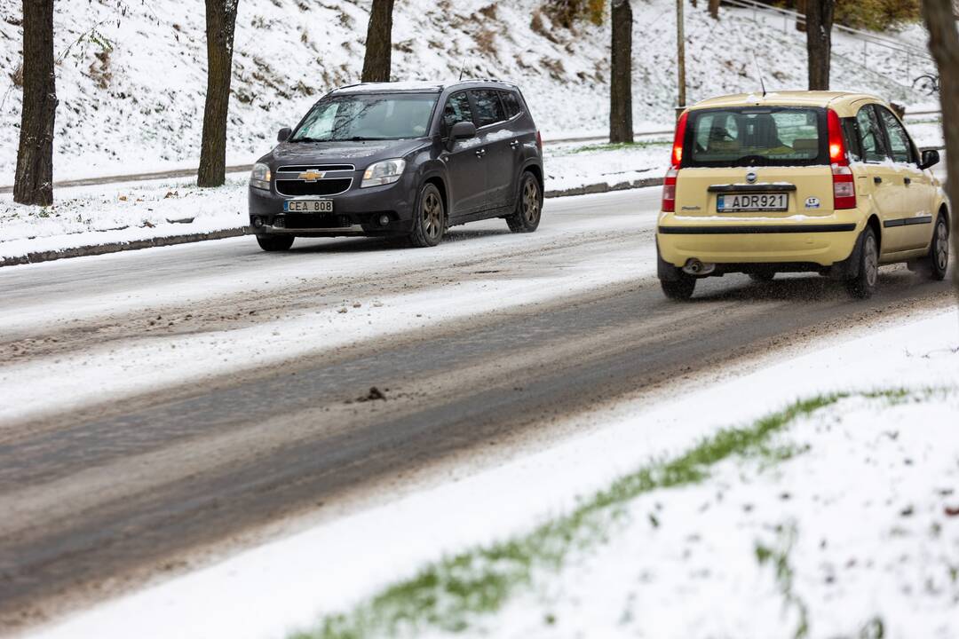 Sniegas sunkina eismo sąlygas Vilniuje
