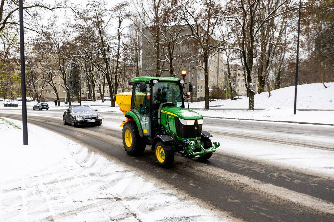 Sniegas sunkina eismo sąlygas Vilniuje