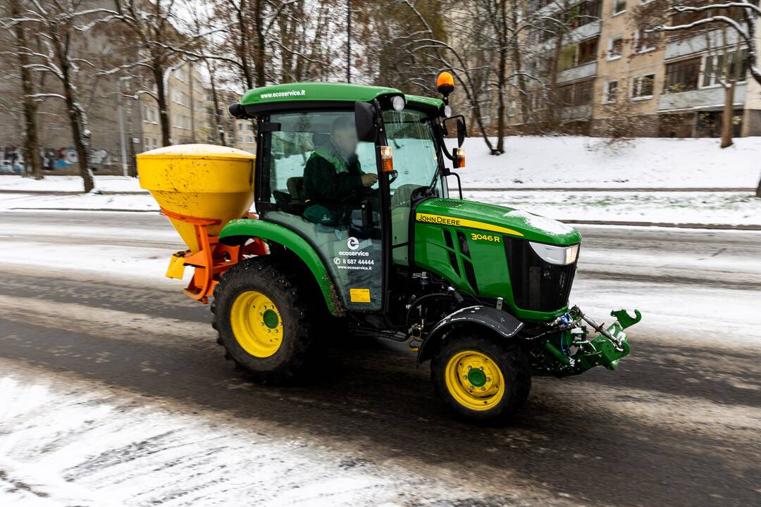Sniegas sunkina eismo sąlygas Vilniuje