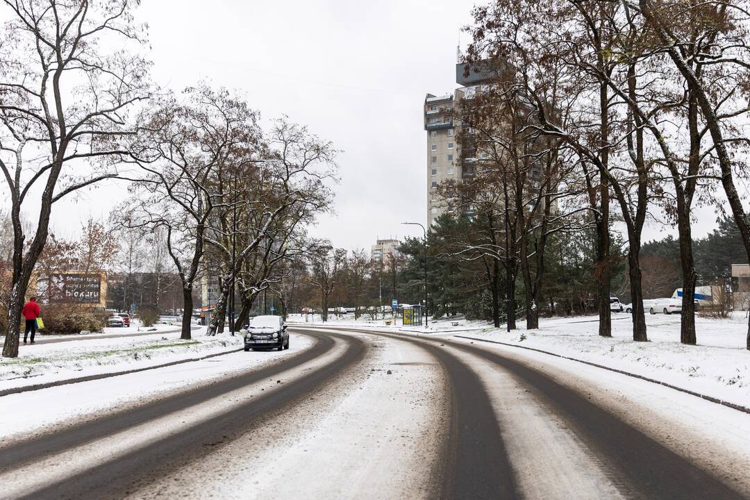 Sniegas sunkina eismo sąlygas Vilniuje