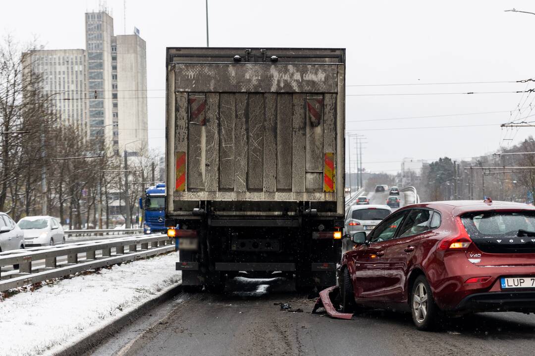 Sniegas sunkina eismo sąlygas Vilniuje
