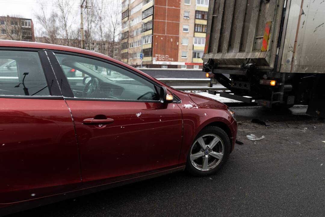 Sniegas sunkina eismo sąlygas Vilniuje