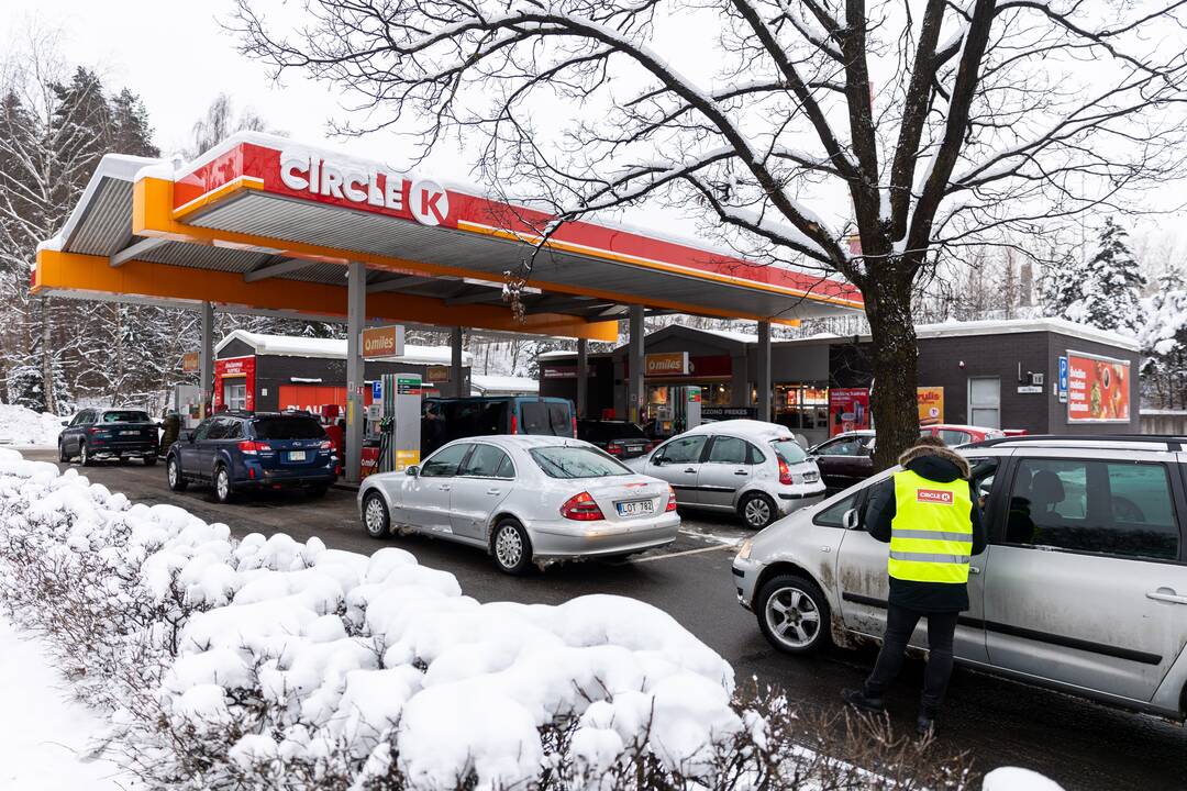 Prie degalinių Vilniuje – automobilių eilės