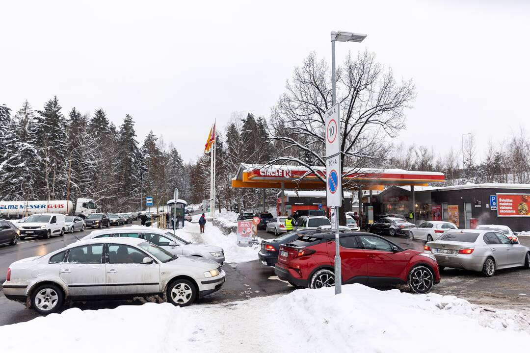 Prie degalinių Vilniuje – automobilių eilės